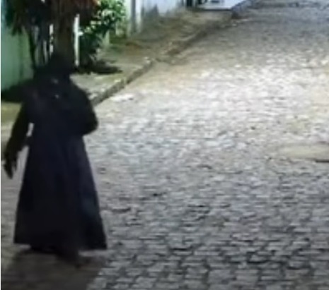 (O suspeito, identificado como Elivaldo Ribeiro de Sales, foi localizado no bairro Campos Frios.)