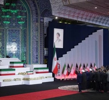 Imagem - Milhares acompanham funeral de Ali Khamenei em Teerã