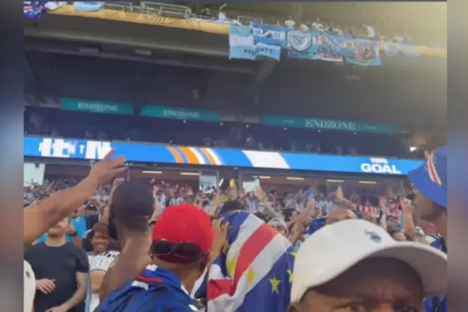 Imagem - Torcida argentina joga lixo em torcedores de Cabo Verde durante confusão em jogo da Copa do Mundo