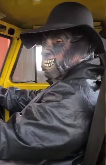(Elivaldo Ribeiro de Sales, de 42 anos, conhecido como Uchoa, afirmou que a intenção era apenas fazer uma brincadeira inspirada no filme de terror Jeepers Creepers (Olhos Famintos).