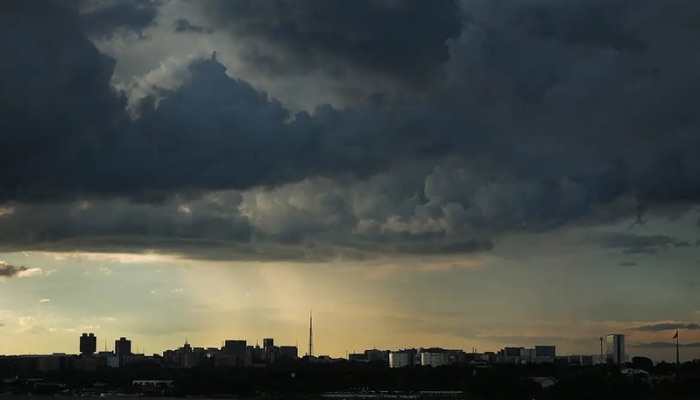 Tempestade solar forte deve atingir a Terra neste fim de semana após sequência de explosões no Sol
