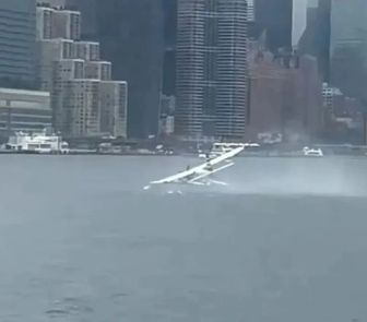 Imagem - Hidroavião capota no East River com 10 pessoas a bordo e mobiliza resgate em Nova York