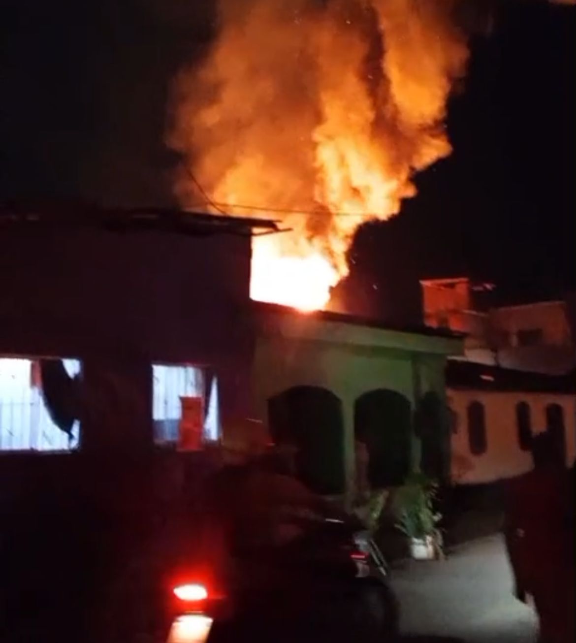 Incêndio de grandes proporções atinge casas no bairro da Terra Firme, em Belém