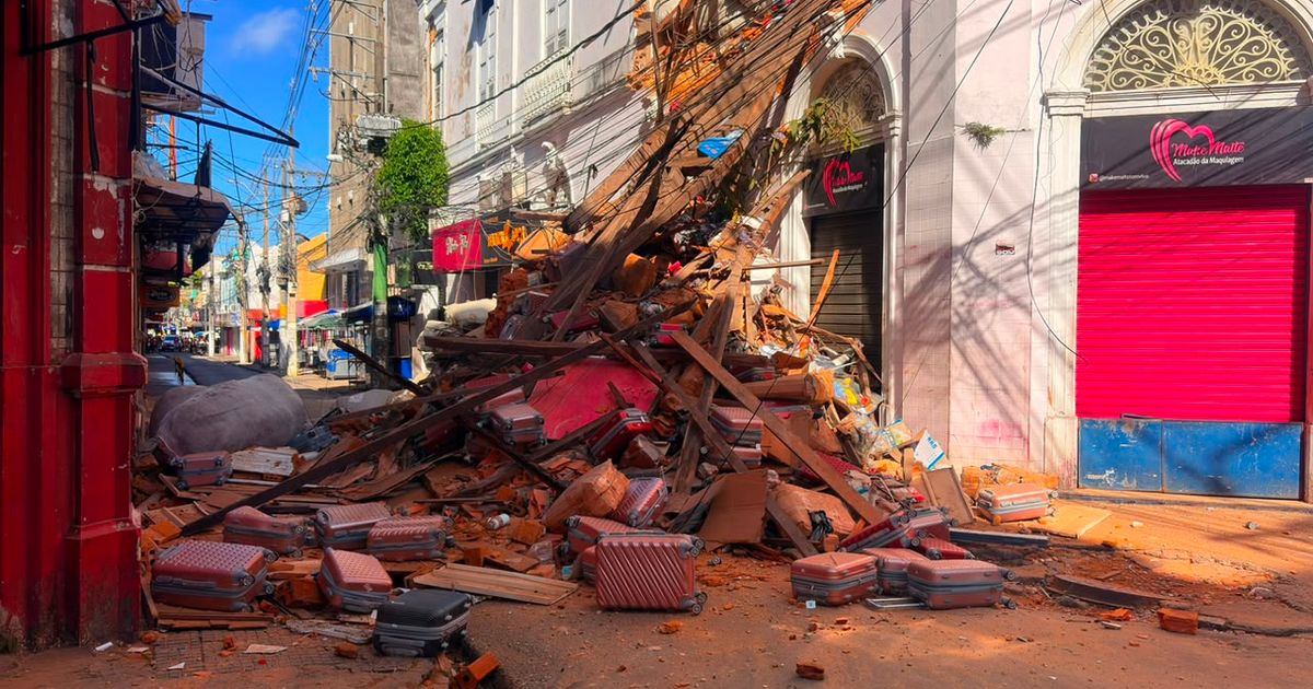 Prédio comercial desaba no centro de Belém na manhã desta segunda-feira (6) -