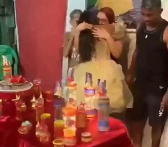 Imagem - Após susto com desabamento em palafita, debutante ganha festa surpresa de vizinhos em Belém