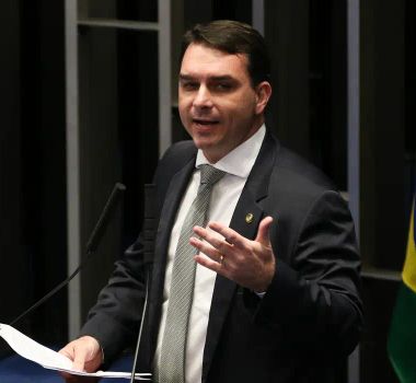 Imagem - PGR pede que Flávio Bolsonaro seja ouvido por calúnia contra Lula