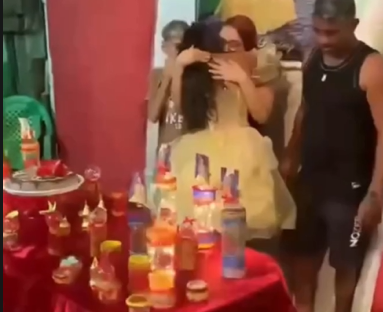 Após susto com desabamento em palafita, debutante ganha festa surpresa de vizinhos em Belém