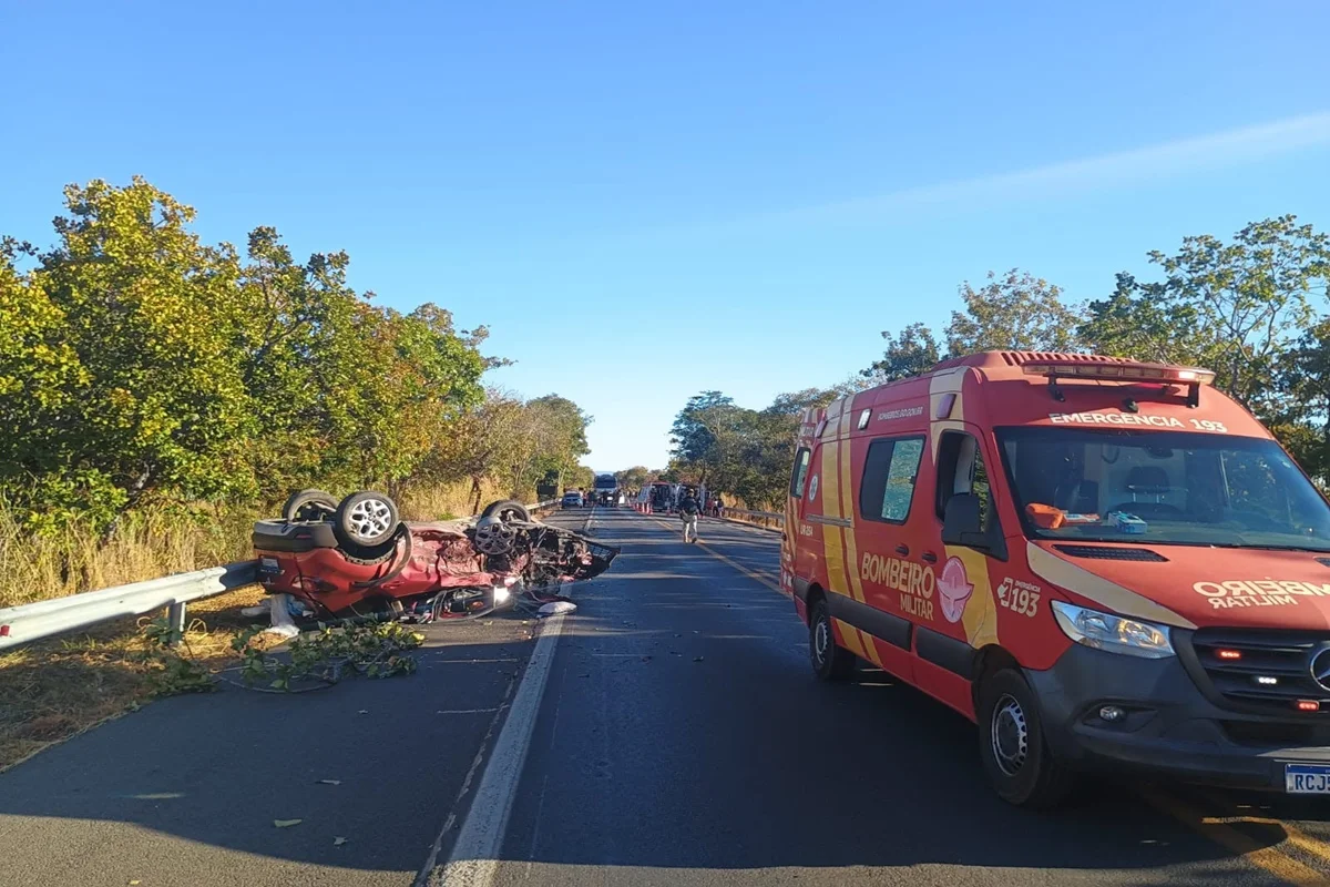 Batida frontal na BR-020 deixa um morto e cinco feridos em Goiás