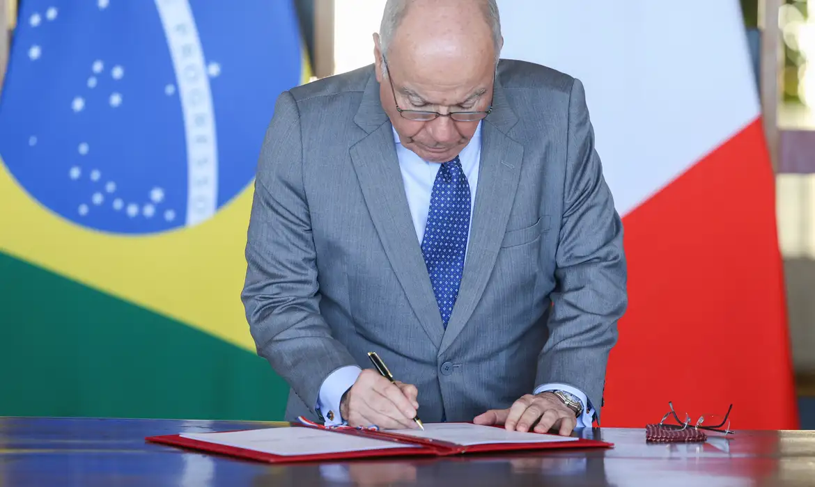 (Mauro Vieira destacou em sua resposta que não houve comunicação formal dos Estados Unidos ao Brasil sobre a intenção de designar facções criminosas brasileiras como terroristas.)