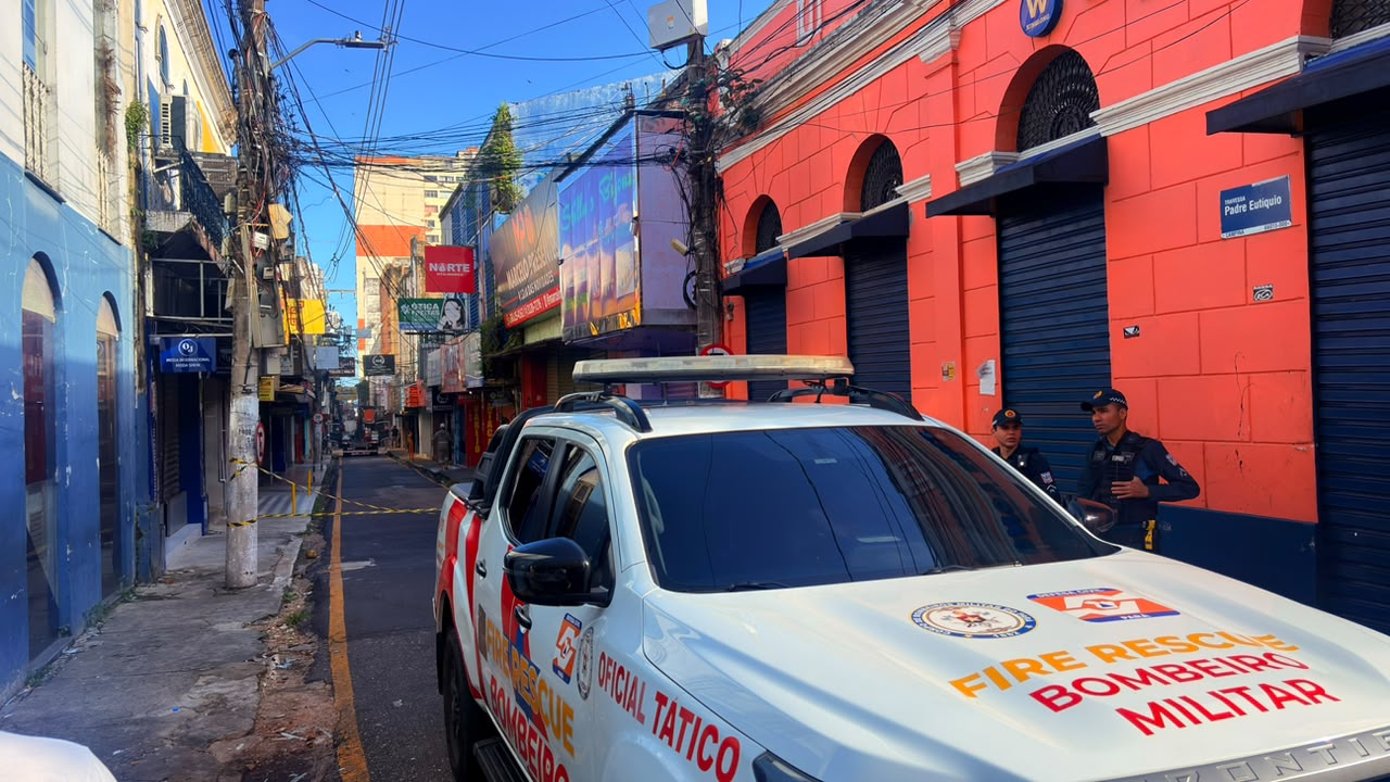 Prédio comercial desaba no centro de Belém na manhã desta segunda-feira (6) - 