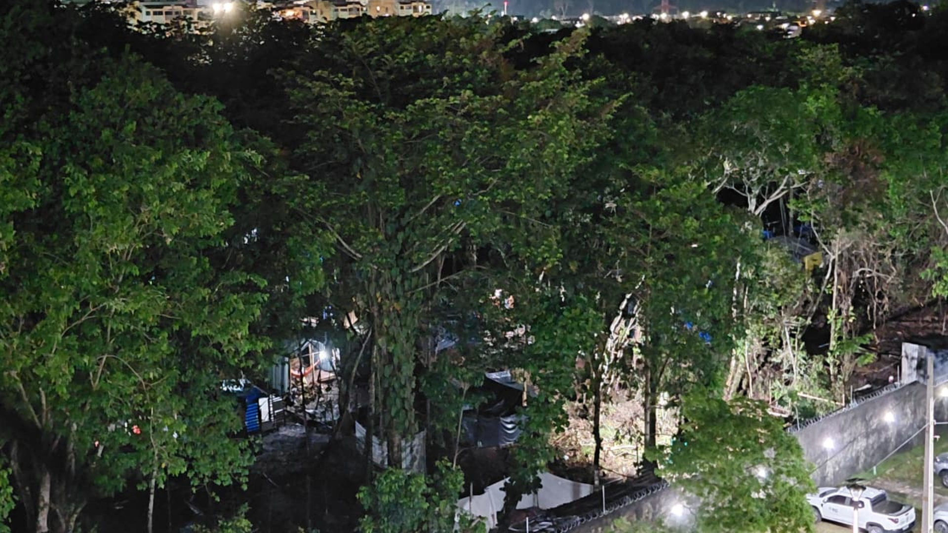 Segundo os relatos, o local já possui iluminação, que está sendo fornecida por uma ligação clandestina.