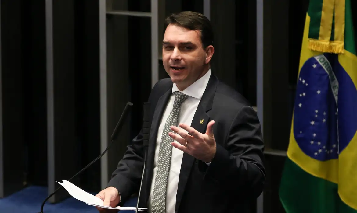 Imagem - PGR pede que Flávio Bolsonaro seja ouvido por calúnia contra Lula