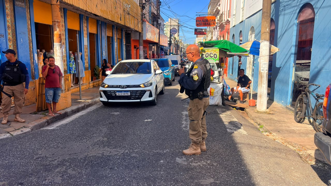 Vias interditadas no centro comercial de Belém após prédio desabar - 