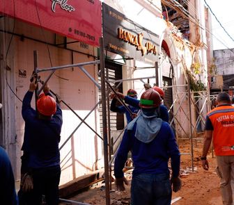 Imagem - Obras de escoramento têm início em casarão que desabou no Centro Comercial de Belém, ruas seguem interditadas