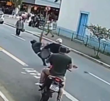 Imagem - Vídeo: Criminoso leva rasteira durante fuga após furto e acaba detido por popular