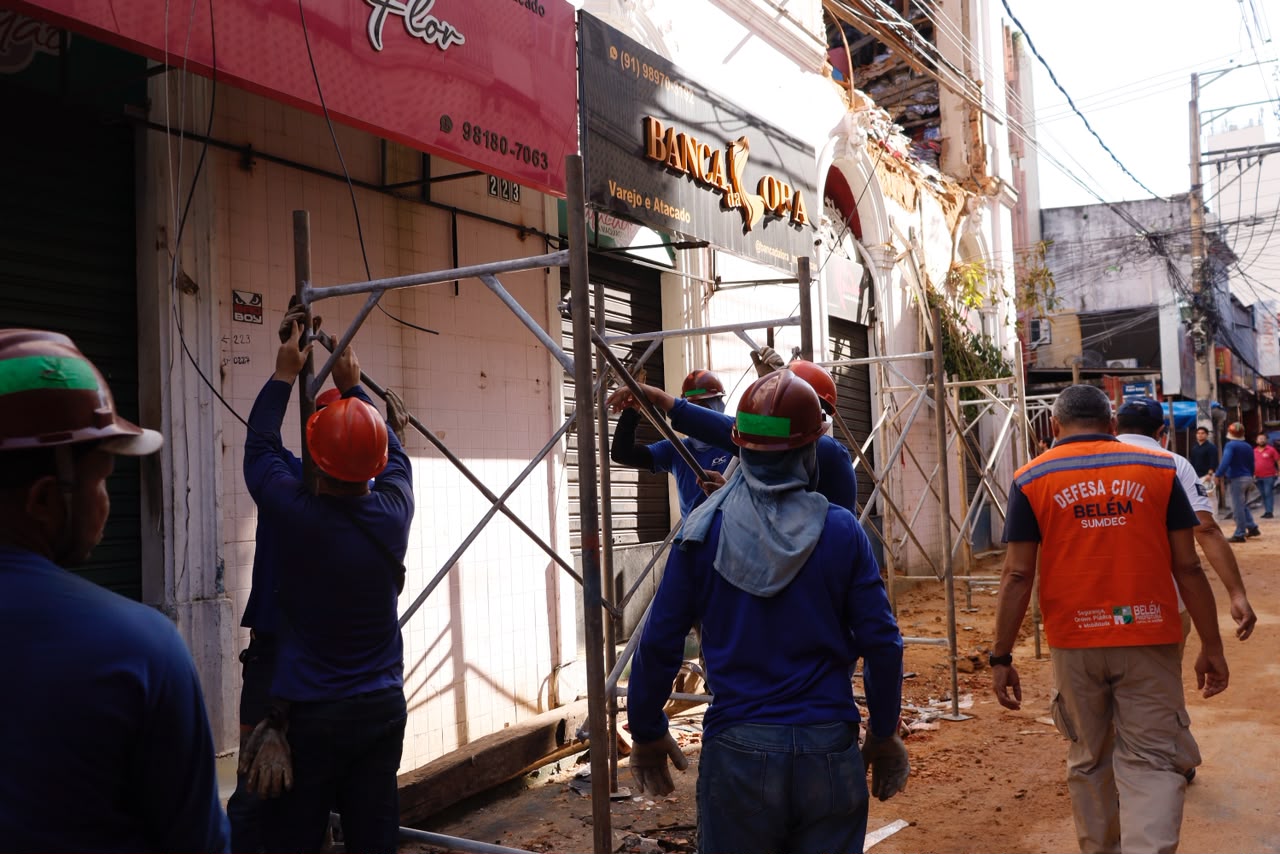 Obras de escoramento têm início em casarão que desabou no Centro Comercial de Belém, ruas seguem interditadas 