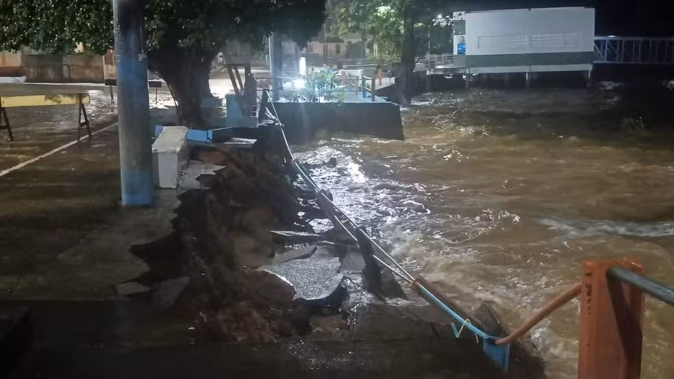 Temporal destroi parte da Orla de Terra Santa, no oeste do Pará