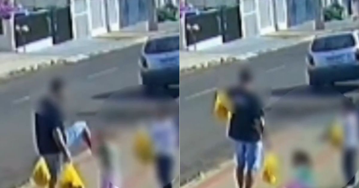 Câmera de segurança registrou o momento em que um pai desferiu um chute no rosto da própria filha, de apenas três anos.
