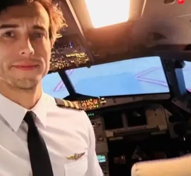 Imagem - Instrutor abre porta de avião e se joga durante voo na Argentina