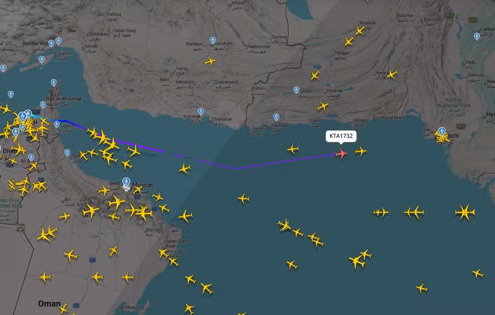 Boeing 737 some no Mar Arábico após falha de navegação e manobras bruscas