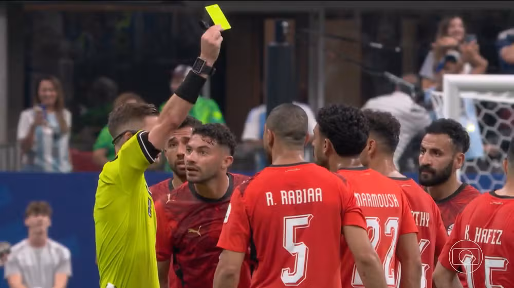 Federação Egípcia de Futebol formalizou, nesta quarta-feira (8), uma queixa oficial junto à Fifa contra a atuação do árbitro francês François Letexier e seus assistentes. 
