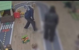 Vídeo: Menino de 1 ano sofre traumatismo após queda em creche de clube nos EUA