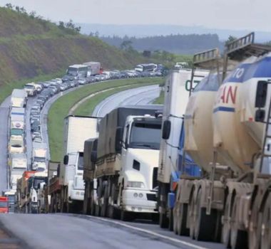 Imagem - Caminhoneiros ameaçam greve nacional se Davi Alcolumbre não pautar MP do Frete