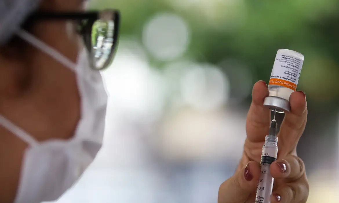 (A medida prevê melhorar a resposta contra variantes novas em circulação no país.)
