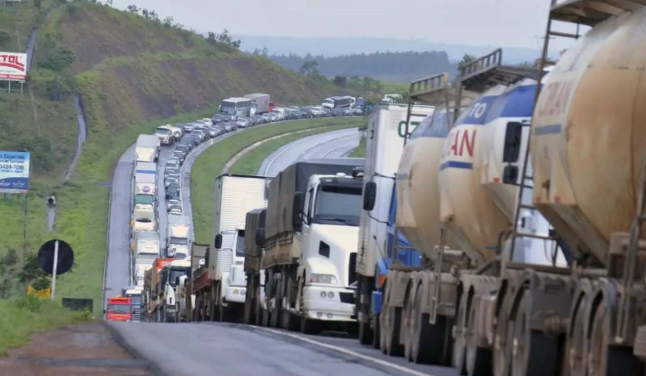 (A possibilidade de uma paralisação nacional preocupa o setor logístico, devido aos potenciais impactos no abastecimento e na economia.)