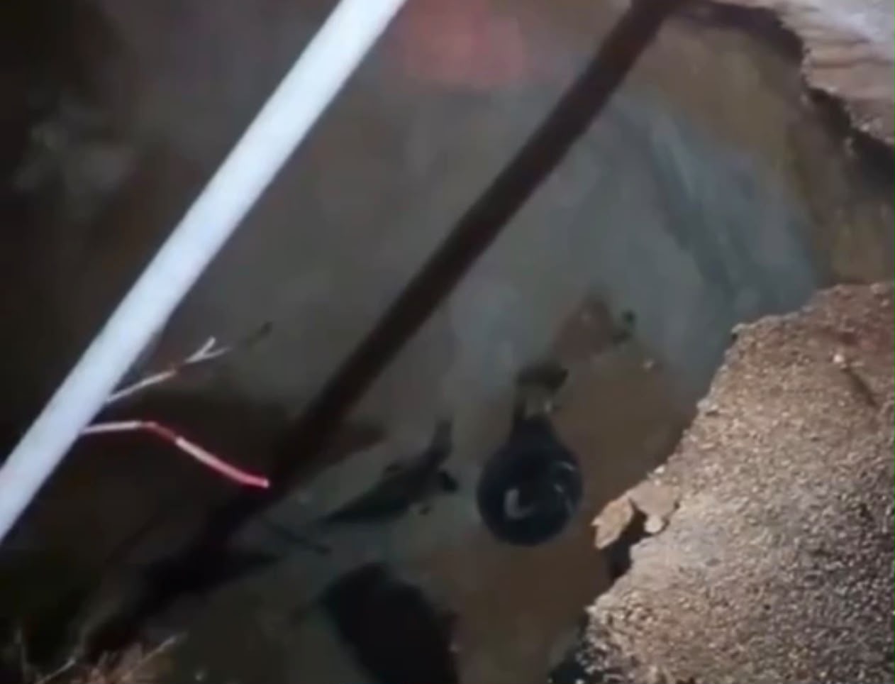 Cratera na Avenida Independência, em Ananindeua - 