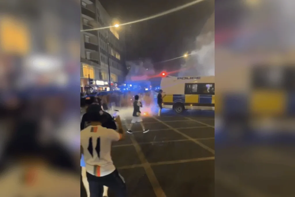Imagem - Torcedores e policiais entram em confronto em Londres após eliminação de Marrocos na Copa do Mundo