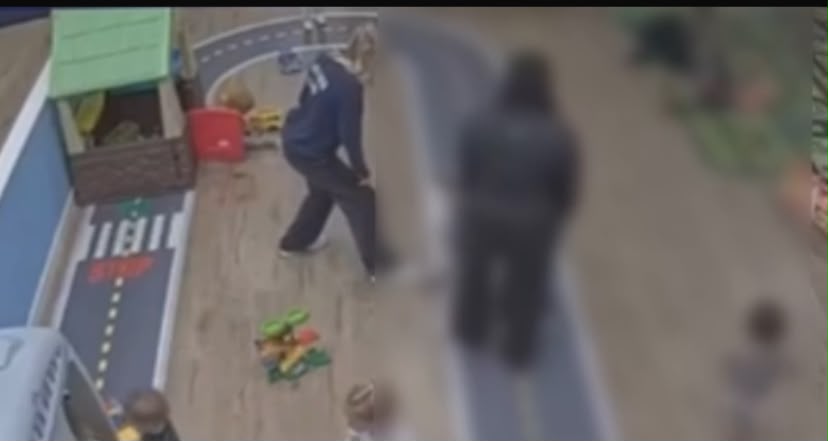 Imagens de uma câmera de segurança registradas em 17 de março mostram uma funcionária brincando com a criança antes do acidente