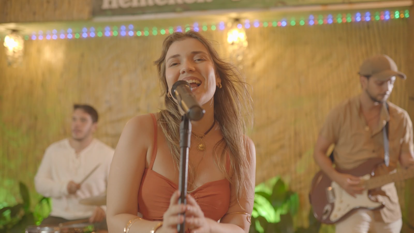 Marih Reis estreia o clipe de 'Amor-Coragem', rodado nas praias de Salinópolis - 