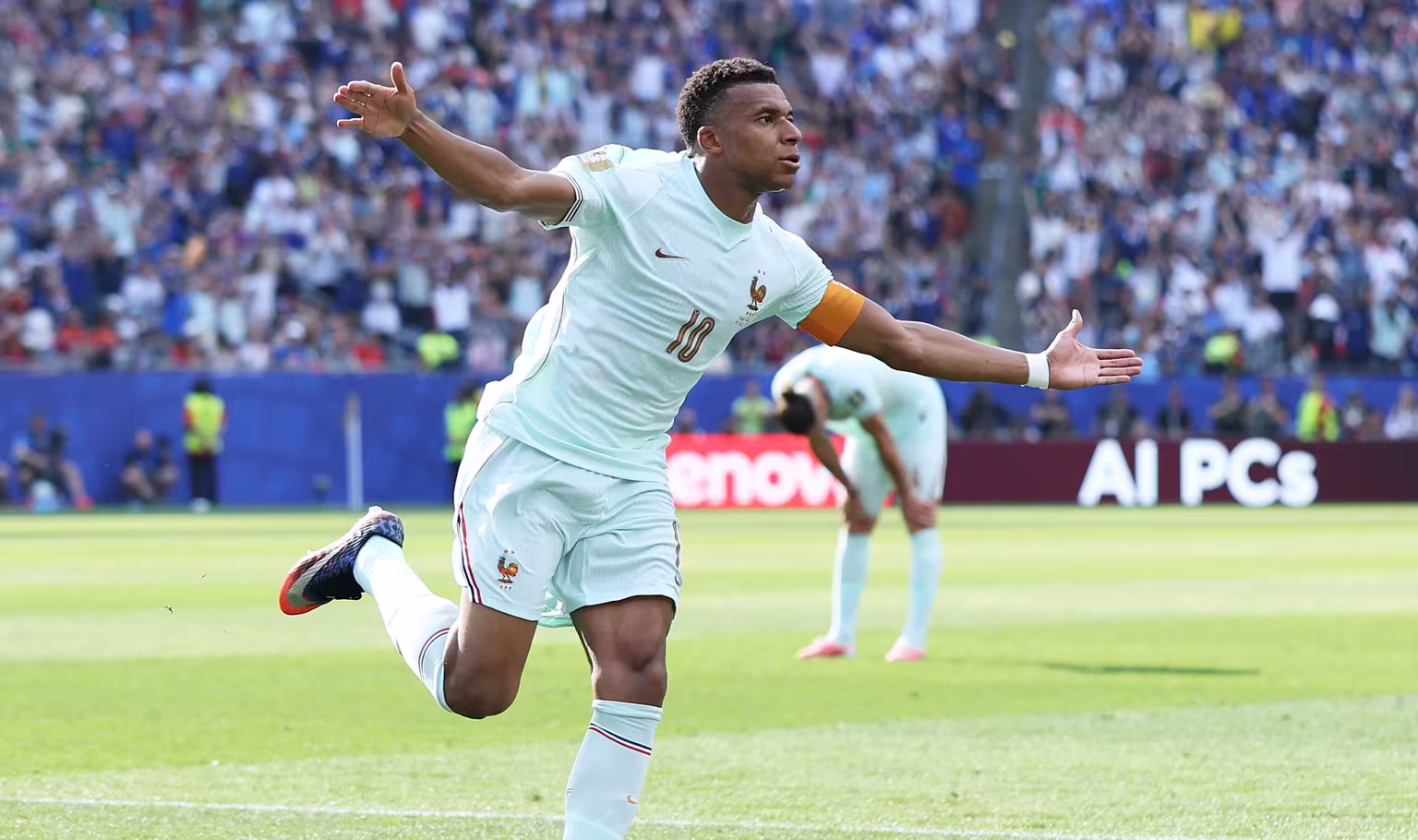 Mbappé foi autor de um dos gols que colocaram a França na semifinal da Copa do Mundo.