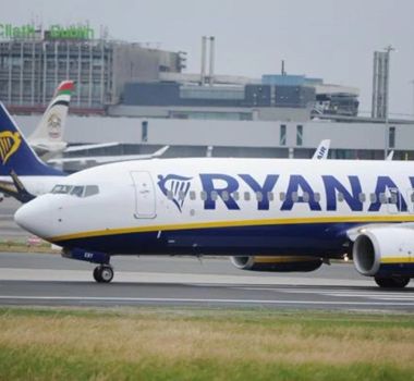 Imagem - Passageiros salvam homem de ser sugado após janela de avião quebrar durante voo