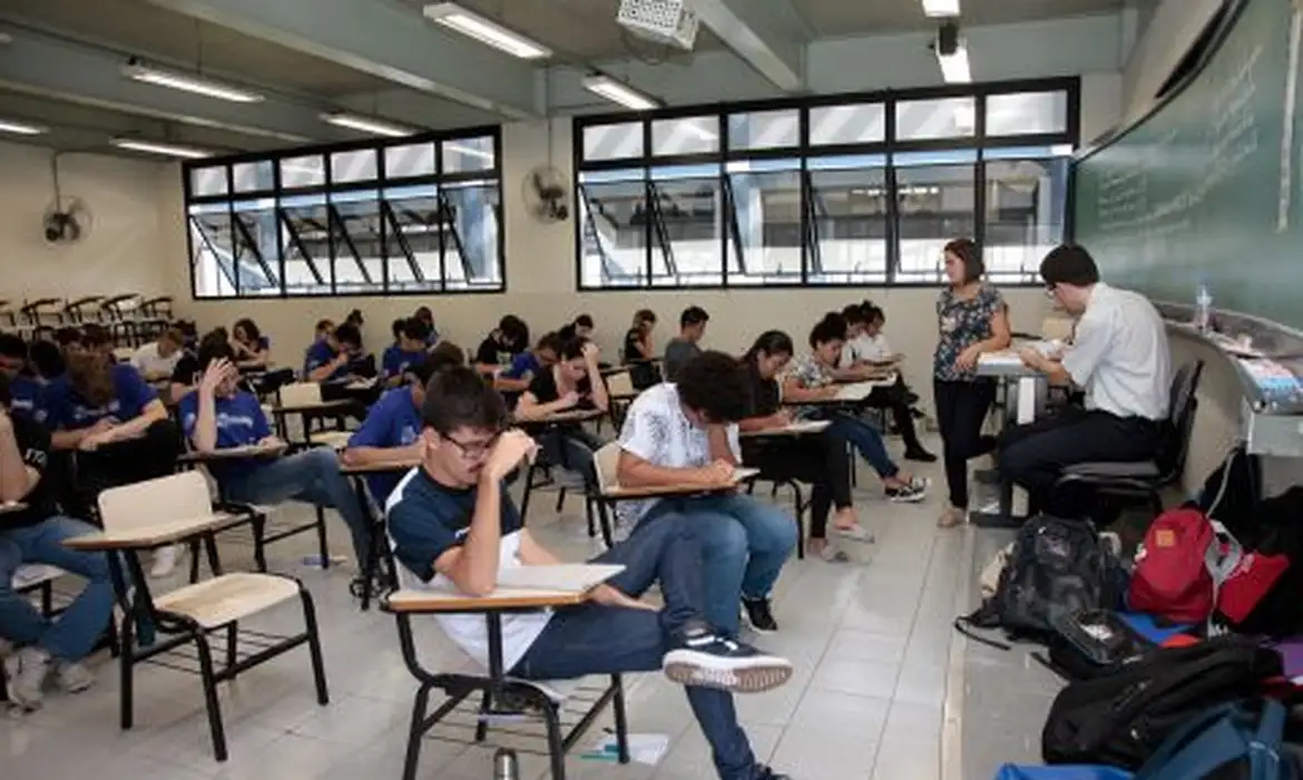 (As inscrições devem ser feitas pela internet até às 23h59. A taxa de inscrição é de R$ 195,00.)