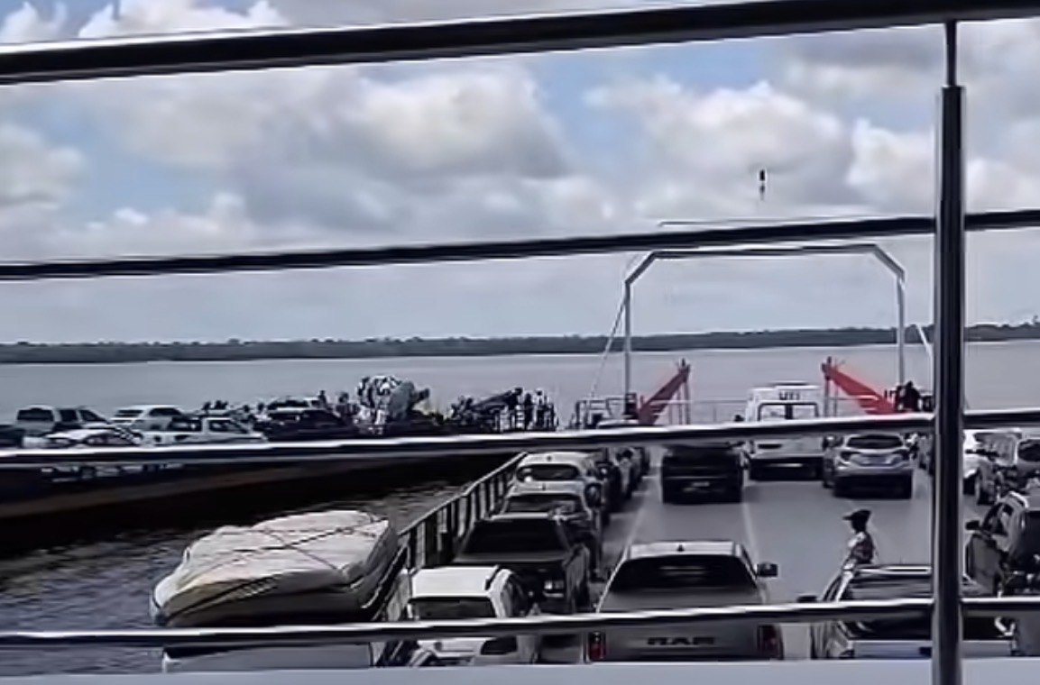 Colisão entre balsas assusta passageiros no Porto do Arapari, em Barcarena