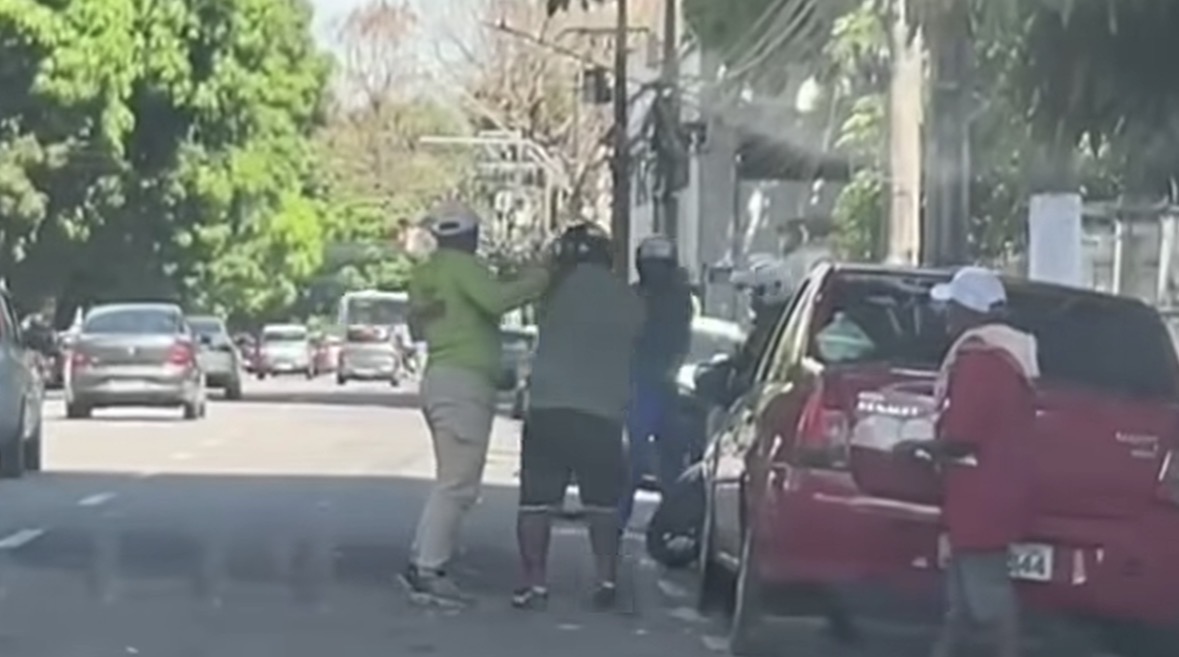 Flagrante registra assalto em frente a agência bancária no bairro de Nazaré, em Belém