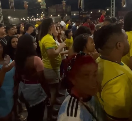 (O gesto, claramente em tom de brincadeira, transformou a disputa esportiva em um momento de descontração entre torcedores.)
