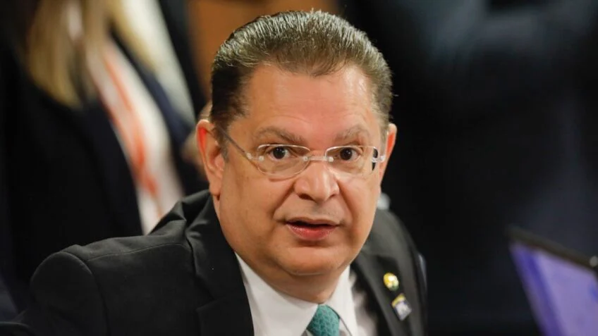 Imagem - PF aponta que Sóstenes e outros dois deputados do PL atuaram como "laranjas" de Valdemar em emendas sob investigação