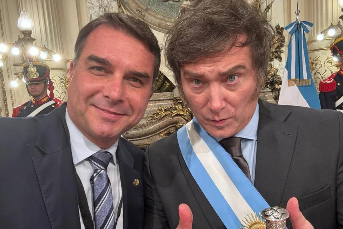 (O presidente argentino disse que acompanhará o lançamento da candidatura do senador Flávio Bolsonaro (PL-RJ) à Presidência da República.)