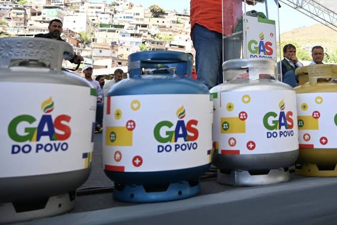 Programa atende famílias de baixa renda inscritas no CadÚnico e prevê a distribuição de milhões de botijões de gás em todo o país até o fim de 2026

