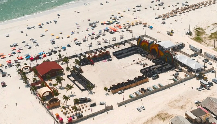 (Salinas recebe grande estrutura para o festival Pé na Areia 2026)