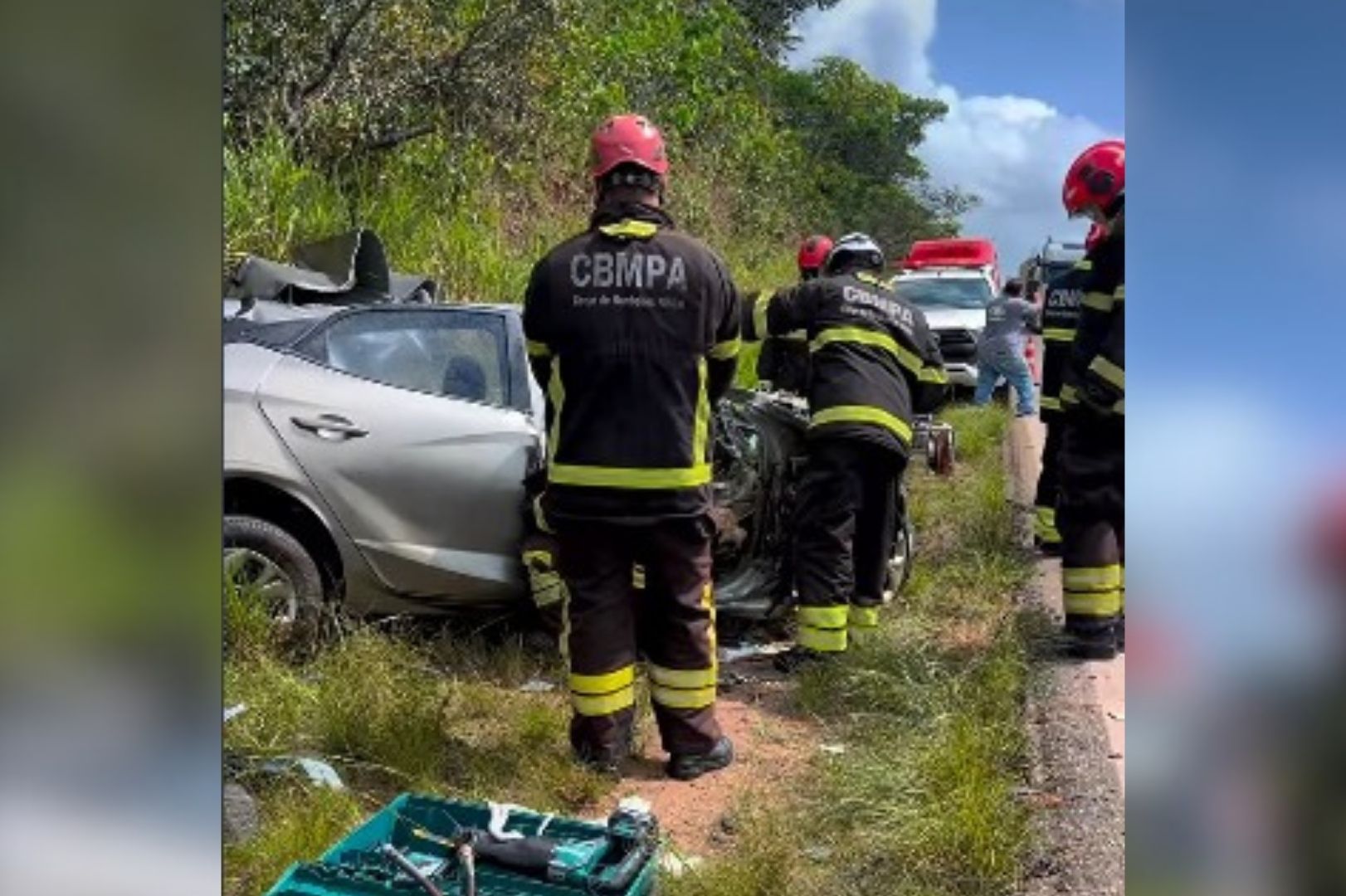 Carro de passeio ficou destruído após o acidente - 