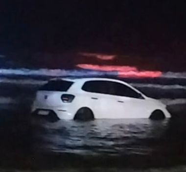 Imagem - Maré leva carros em Salinas e cena volta a se repetir no veraneio de julho