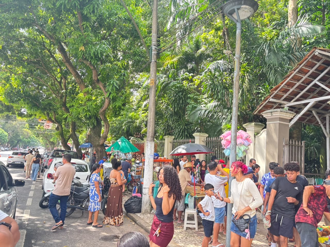 Longa fila e grande movimentação neste domingo no Museu Emílio Goeldi