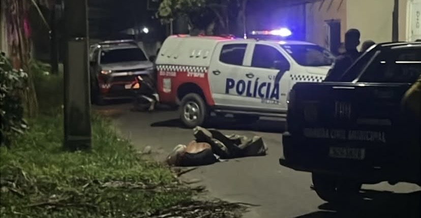 Vítima foi localizada na madrugada deste domingo (12); Polícia Civil investiga o caso.

