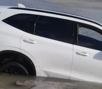 Imagem - Carro amanhece “afogado” na praia do Farol Velho, em Salinópolis