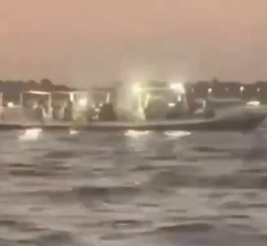 Imagem - Embarcação que fazia transporte de banhistas vira em praia de Marabá