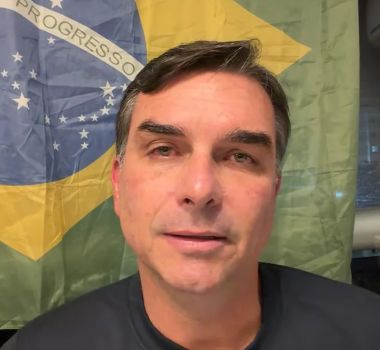 Imagem - Flávio Bolsonaro diz que suspensão de visitas ao pai é tentativa de interferência nas eleições